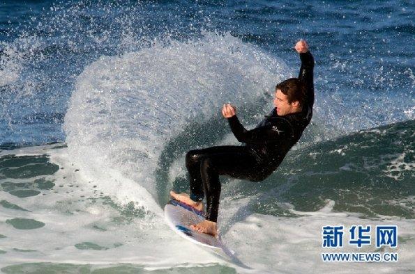 马来西亚一载有中国游客客车发生事故 2人受伤送医